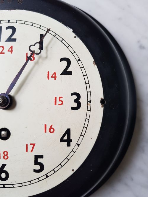 A RARE BRW BRITISH RAIL WESTERN ISSUED RAILWAY CLOCK BY F W ELLIOTT NO BRW 5237 DATING CIRCA 1955 - ADDITIONAL PHOTO 11