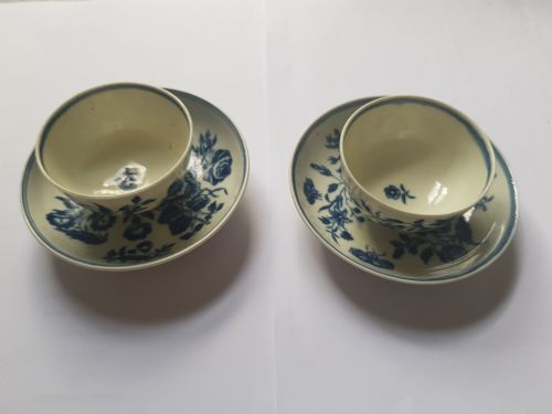 PAIR EARLY WORCESTER 3 FLOWER DESIGN TEA BOWLS AND SAUCERS DATING CIRCA 1770 - ADDITIONAL PHOTO 1