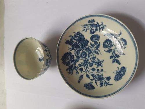 PAIR EARLY WORCESTER 3 FLOWER DESIGN TEA BOWLS AND SAUCERS DATING CIRCA 1770 - ADDITIONAL PHOTO 2