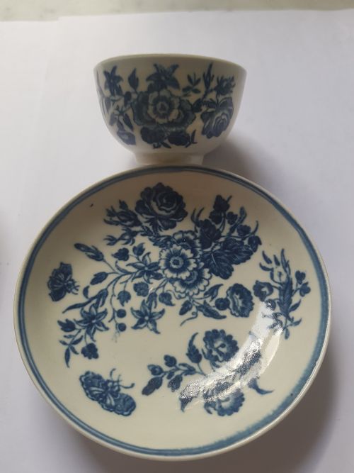 PAIR EARLY WORCESTER 3 FLOWER DESIGN TEA BOWLS AND SAUCERS DATING CIRCA 1770 - ADDITIONAL PHOTO 3