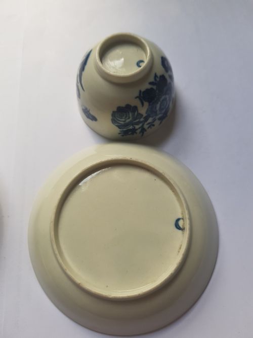 PAIR EARLY WORCESTER 3 FLOWER DESIGN TEA BOWLS AND SAUCERS DATING CIRCA 1770 - ADDITIONAL PHOTO 4