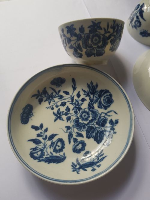 PAIR EARLY WORCESTER 3 FLOWER DESIGN TEA BOWLS AND SAUCERS DATING CIRCA 1770 - ADDITIONAL PHOTO 5