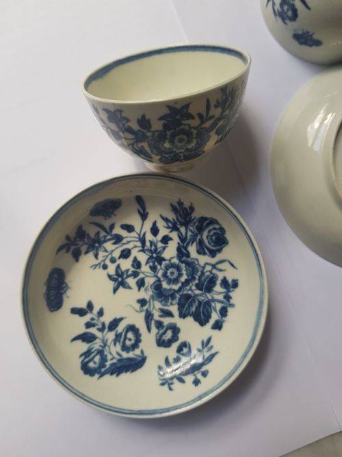 PAIR EARLY WORCESTER 3 FLOWER DESIGN TEA BOWLS AND SAUCERS DATING CIRCA 1770 - ADDITIONAL PHOTO 6