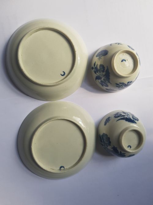 PAIR EARLY WORCESTER 3 FLOWER DESIGN TEA BOWLS AND SAUCERS DATING CIRCA 1770 - ADDITIONAL PHOTO 7