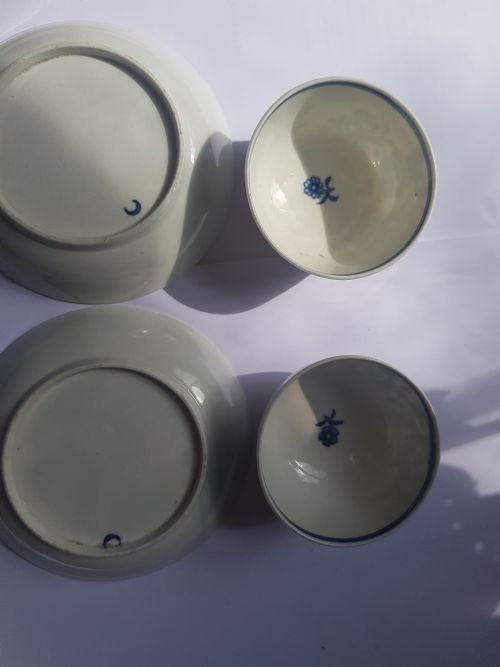 PAIR EARLY WORCESTER 3 FLOWER DESIGN TEA BOWLS AND SAUCERS DATING CIRCA 1770 - ADDITIONAL PHOTO 8