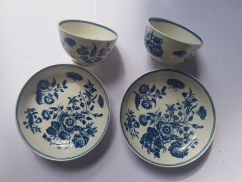 PAIR EARLY WORCESTER 3 FLOWER DESIGN TEA BOWLS AND SAUCERS DATING CIRCA 1770 - ADDITIONAL PHOTO 9