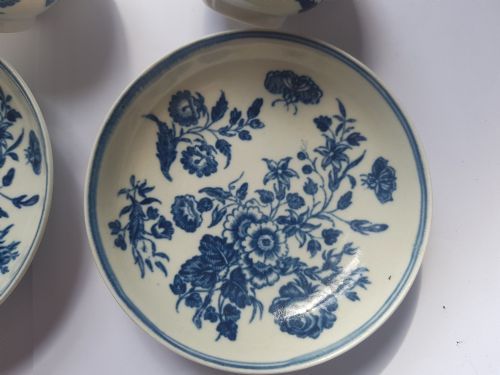 PAIR EARLY WORCESTER 3 FLOWER DESIGN TEA BOWLS AND SAUCERS DATING CIRCA 1770 - ADDITIONAL PHOTO 11