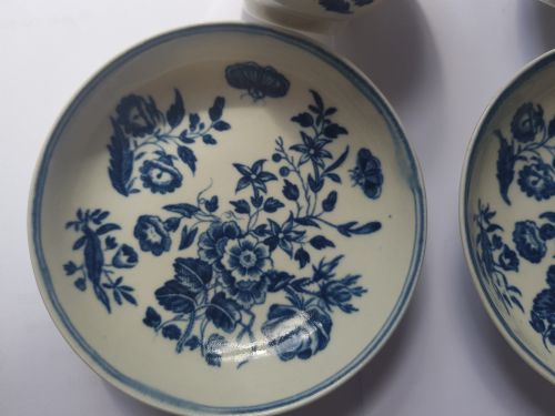 PAIR EARLY WORCESTER 3 FLOWER DESIGN TEA BOWLS AND SAUCERS DATING CIRCA 1770 - ADDITIONAL PHOTO 12