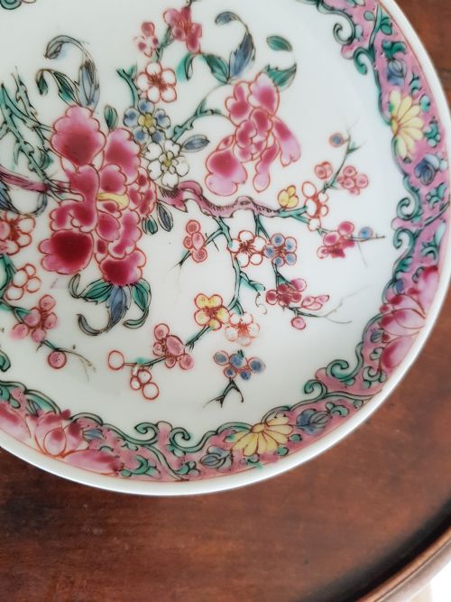 CHINESE FAMILLE ROSE SAUCER DISH DATING LATE YONGZHENG EARLY QIANLONG PERIOD - ADDITIONAL PHOTO 4