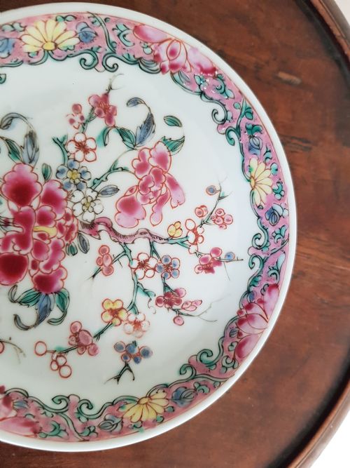 CHINESE FAMILLE ROSE SAUCER DISH DATING LATE YONGZHENG EARLY QIANLONG PERIOD - ADDITIONAL PHOTO 5