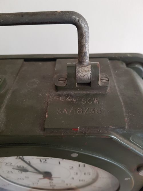 FOR SALE THIS RARE SMITHS SIGNAL CENTRE CLOCK WITH SMITHS ASTRAL 8DAY PLATFORM ESCAPEMENT MOVEMENT FOR USE IN WET OPERATIONS ROOMS DATING 1964 - ADDITIONAL PHOTO 1