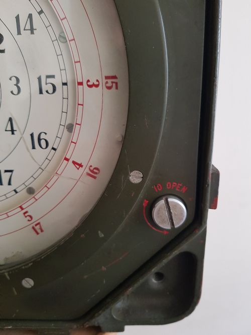 FOR SALE THIS RARE SMITHS SIGNAL CENTRE CLOCK WITH SMITHS ASTRAL 8DAY PLATFORM ESCAPEMENT MOVEMENT FOR USE IN WET OPERATIONS ROOMS DATING 1964 - ADDITIONAL PHOTO 4