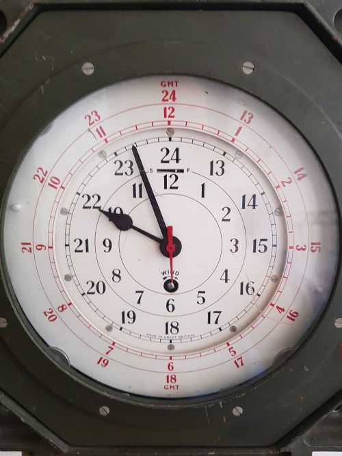 FOR SALE THIS RARE SMITHS SIGNAL CENTRE CLOCK WITH SMITHS ASTRAL 8DAY PLATFORM ESCAPEMENT MOVEMENT FOR USE IN WET OPERATIONS ROOMS DATING 1964 - ADDITIONAL PHOTO 5