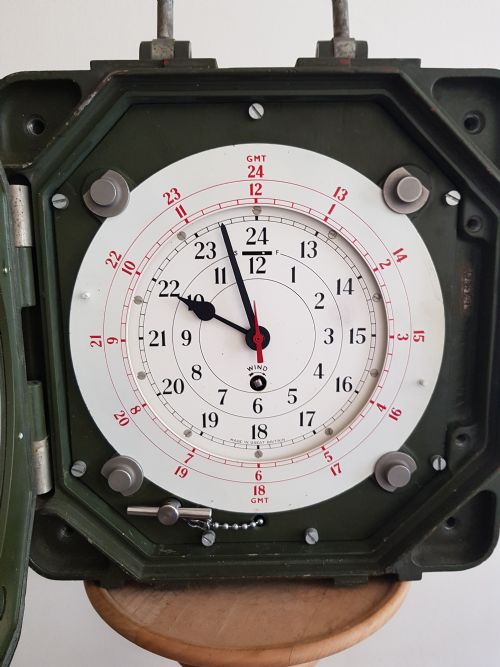 FOR SALE THIS RARE SMITHS SIGNAL CENTRE CLOCK WITH SMITHS ASTRAL 8DAY PLATFORM ESCAPEMENT MOVEMENT FOR USE IN WET OPERATIONS ROOMS DATING 1964 - ADDITIONAL PHOTO 6