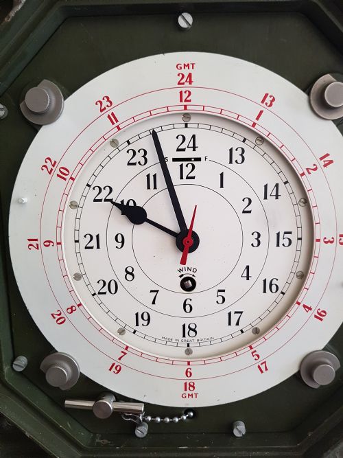 FOR SALE THIS RARE SMITHS SIGNAL CENTRE CLOCK WITH SMITHS ASTRAL 8DAY PLATFORM ESCAPEMENT MOVEMENT FOR USE IN WET OPERATIONS ROOMS DATING 1964 - ADDITIONAL PHOTO 7