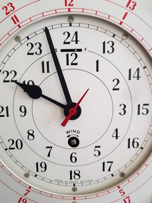 FOR SALE THIS RARE SMITHS SIGNAL CENTRE CLOCK WITH SMITHS ASTRAL 8DAY PLATFORM ESCAPEMENT MOVEMENT FOR USE IN WET OPERATIONS ROOMS DATING 1964 - ADDITIONAL PHOTO 8