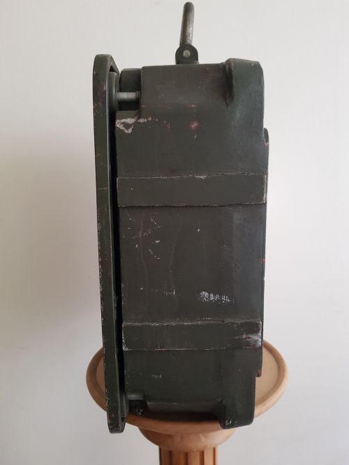 FOR SALE THIS RARE SMITHS SIGNAL CENTRE CLOCK WITH SMITHS ASTRAL 8DAY PLATFORM ESCAPEMENT MOVEMENT FOR USE IN WET OPERATIONS ROOMS DATING 1964 - ADDITIONAL PHOTO 9