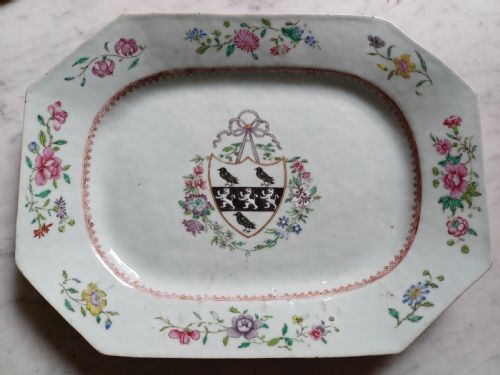 CHINESE FAMILLE ROSE ARMORIAL RECTANGULAR DISH QIANLONG PERIOD CIRCA 1765 - ADDITIONAL PHOTO 1