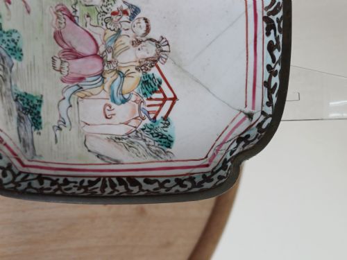 CHINESE 18TH CENTURY CANTON ENAMEL DISH WITH RARE JESUIT DESIGN SCENE IN FAMILLE ROSE ENAMELS CIRCA 1760 - ADDITIONAL PHOTO 13