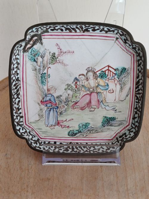 CHINESE 18TH CENTURY CANTON ENAMEL DISH WITH RARE JESUIT DESIGN SCENE IN FAMILLE ROSE ENAMELS CIRCA 1760 - ADDITIONAL PHOTO 1