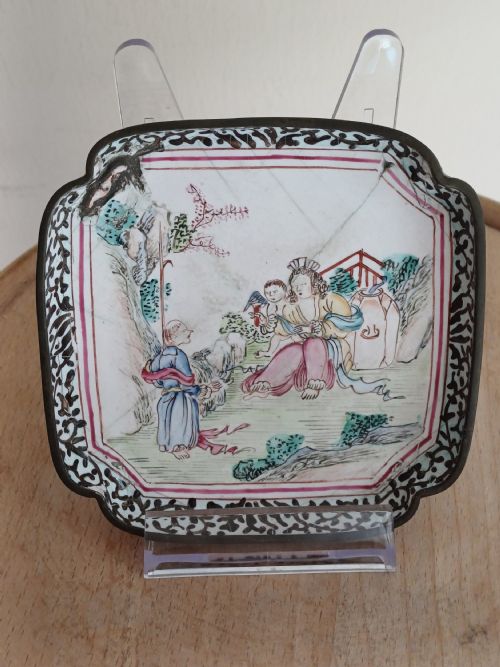 CHINESE 18TH CENTURY CANTON ENAMEL DISH WITH RARE JESUIT DESIGN SCENE IN FAMILLE ROSE ENAMELS CIRCA 1760 - ADDITIONAL PHOTO 2