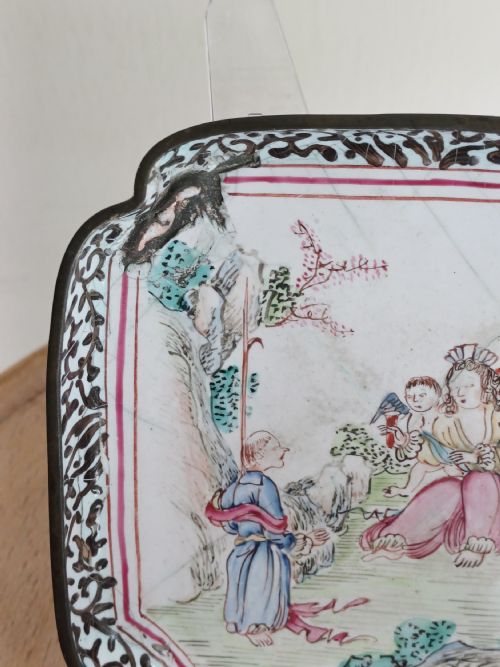 CHINESE 18TH CENTURY CANTON ENAMEL DISH WITH RARE JESUIT DESIGN SCENE IN FAMILLE ROSE ENAMELS CIRCA 1760 - ADDITIONAL PHOTO 3