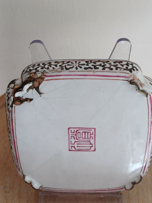 CHINESE 18TH CENTURY CANTON ENAMEL DISH WITH RARE JESUIT DESIGN SCENE IN FAMILLE ROSE ENAMELS CIRCA 1760 - ADDITIONAL PHOTO 6