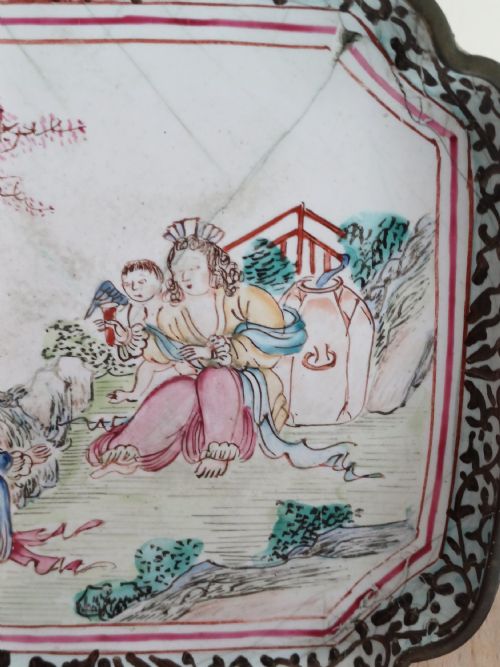 CHINESE 18TH CENTURY CANTON ENAMEL DISH WITH RARE JESUIT DESIGN SCENE IN FAMILLE ROSE ENAMELS CIRCA 1760 - ADDITIONAL PHOTO 9