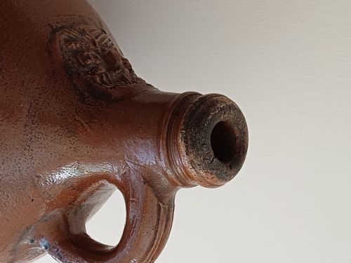 LARGE SALT GLAZE MASK DECORATED FLAGON POSSIBLY GERMAN DATING 17TH 18TH CENTURY - ADDITIONAL PHOTO 6