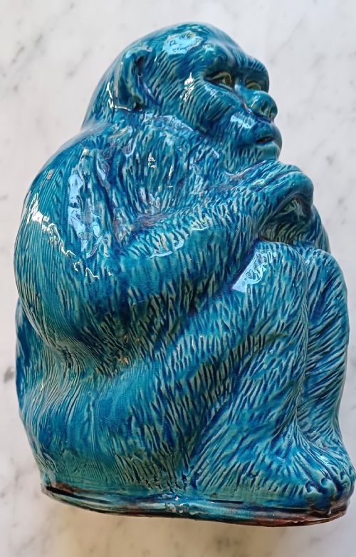 CHINESE TURQUOISE GLAZED STUDY OF A SEATED APE DATING TO THE EARLY PART OF THE 20TH CENTURY - ADDITIONAL PHOTO 3