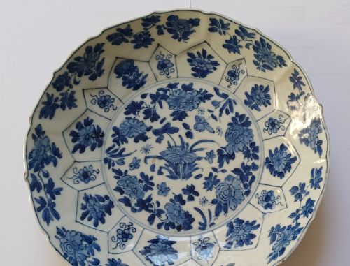CHINESE BLUE AND WHITE MOULDED FLORAL DISH WITH BARBED RIM THE REVERSE WITH THE KANGXI SIXCHARACTER MARK AND OF THE PERIOD - ADDITIONAL PHOTO 1
