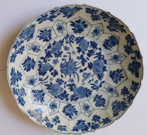 CHINESE BLUE AND WHITE MOULDED FLORAL DISH WITH BARBED RIM THE REVERSE WITH THE KANGXI SIXCHARACTER MARK AND OF THE PERIOD - ADDITIONAL PHOTO 2