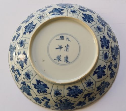 CHINESE BLUE AND WHITE MOULDED FLORAL DISH WITH BARBED RIM THE REVERSE WITH THE KANGXI SIXCHARACTER MARK AND OF THE PERIOD - ADDITIONAL PHOTO 3