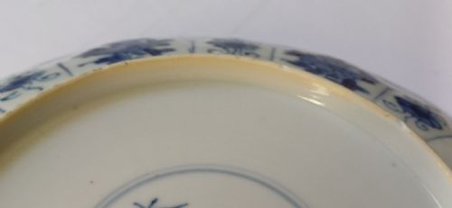 CHINESE BLUE AND WHITE MOULDED FLORAL DISH WITH BARBED RIM THE REVERSE WITH THE KANGXI SIXCHARACTER MARK AND OF THE PERIOD - ADDITIONAL PHOTO 4