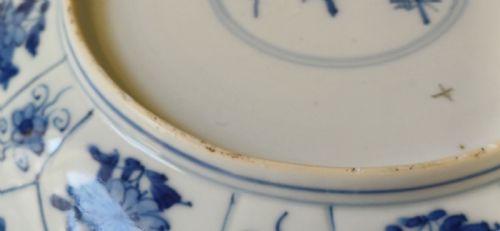 CHINESE BLUE AND WHITE MOULDED FLORAL DISH WITH BARBED RIM THE REVERSE WITH THE KANGXI SIXCHARACTER MARK AND OF THE PERIOD - ADDITIONAL PHOTO 7
