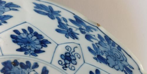 CHINESE BLUE AND WHITE MOULDED FLORAL DISH WITH BARBED RIM THE REVERSE WITH THE KANGXI SIXCHARACTER MARK AND OF THE PERIOD - ADDITIONAL PHOTO 12