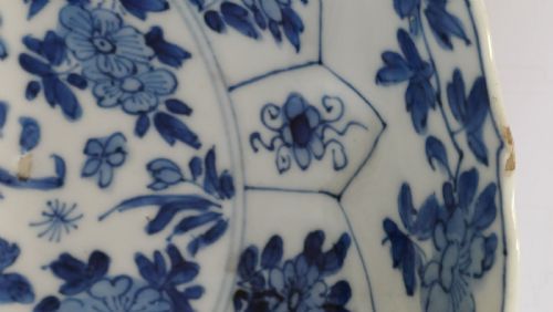CHINESE BLUE AND WHITE MOULDED FLORAL DISH WITH BARBED RIM THE REVERSE WITH THE KANGXI SIXCHARACTER MARK AND OF THE PERIOD - ADDITIONAL PHOTO 13