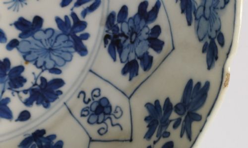 CHINESE BLUE AND WHITE MOULDED FLORAL DISH WITH BARBED RIM THE REVERSE WITH THE KANGXI SIXCHARACTER MARK AND OF THE PERIOD - ADDITIONAL PHOTO 14