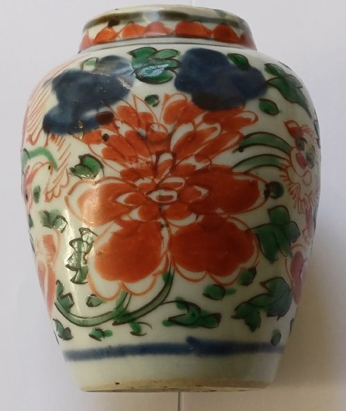 CHINESE TRANSITIONAL WUCAI SMALL JAR PAINTED WITH YELLOW BUDDHISTIC LIONS AGAINST AN IRON RED AND GREEN ENAMEL AGAINST THE BLUE AND WHITE BODY OF THE JAR DATING MID17TH CENTURY - ADDITIONAL PHOTO 1