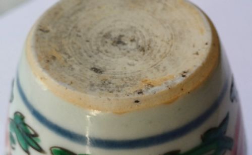 CHINESE TRANSITIONAL WUCAI SMALL JAR PAINTED WITH YELLOW BUDDHISTIC LIONS AGAINST AN IRON RED AND GREEN ENAMEL AGAINST THE BLUE AND WHITE BODY OF THE JAR DATING MID17TH CENTURY - ADDITIONAL PHOTO 6