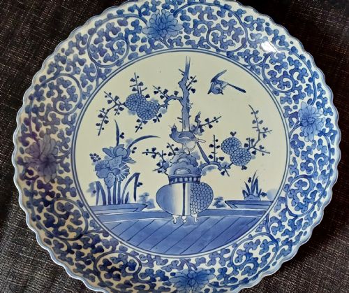 JAPANESE ARITA LARGE BLUE AND WHITE PORCELAIN CHARGER WITH TYPICAL BLUE AND WHITE DESIGNS WITHIN SCROLLING FOLIATE BORDER DATING LATE 17TH EARLY 18TH CENTURY - ADDITIONAL PHOTO 1
