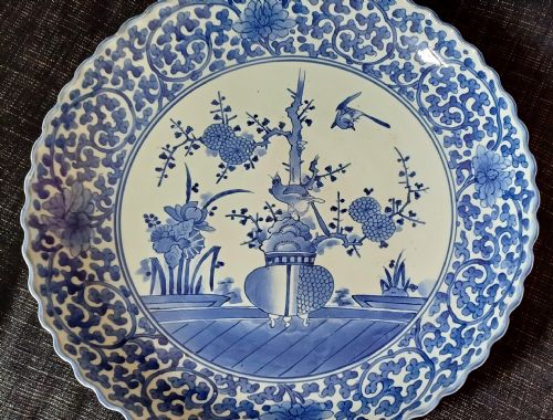 JAPANESE ARITA LARGE BLUE AND WHITE PORCELAIN CHARGER WITH TYPICAL BLUE AND WHITE DESIGNS WITHIN SCROLLING FOLIATE BORDER DATING LATE 17TH EARLY 18TH CENTURY - ADDITIONAL PHOTO 2