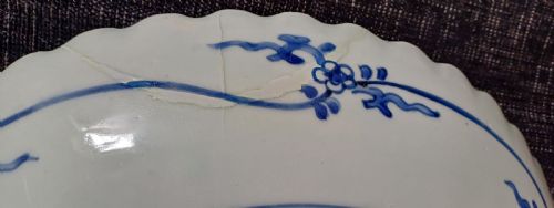 JAPANESE ARITA LARGE BLUE AND WHITE PORCELAIN CHARGER WITH TYPICAL BLUE AND WHITE DESIGNS WITHIN SCROLLING FOLIATE BORDER DATING LATE 17TH EARLY 18TH CENTURY - ADDITIONAL PHOTO 3