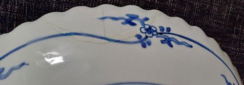 JAPANESE ARITA LARGE BLUE AND WHITE PORCELAIN CHARGER WITH TYPICAL BLUE AND WHITE DESIGNS WITHIN SCROLLING FOLIATE BORDER DATING LATE 17TH EARLY 18TH CENTURY - ADDITIONAL PHOTO 4
