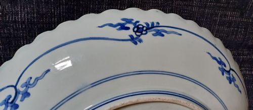 JAPANESE ARITA LARGE BLUE AND WHITE PORCELAIN CHARGER WITH TYPICAL BLUE AND WHITE DESIGNS WITHIN SCROLLING FOLIATE BORDER DATING LATE 17TH EARLY 18TH CENTURY - ADDITIONAL PHOTO 7