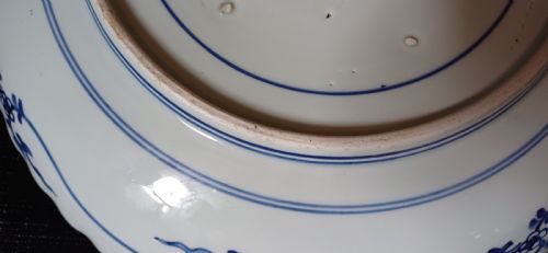 JAPANESE ARITA LARGE BLUE AND WHITE PORCELAIN CHARGER WITH TYPICAL BLUE AND WHITE DESIGNS WITHIN SCROLLING FOLIATE BORDER DATING LATE 17TH EARLY 18TH CENTURY - ADDITIONAL PHOTO 8