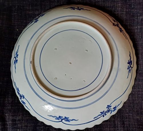 JAPANESE ARITA LARGE BLUE AND WHITE PORCELAIN CHARGER WITH TYPICAL BLUE AND WHITE DESIGNS WITHIN SCROLLING FOLIATE BORDER DATING LATE 17TH EARLY 18TH CENTURY - ADDITIONAL PHOTO 9