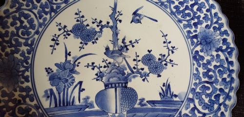 JAPANESE ARITA LARGE BLUE AND WHITE PORCELAIN CHARGER WITH TYPICAL BLUE AND WHITE DESIGNS WITHIN SCROLLING FOLIATE BORDER DATING LATE 17TH EARLY 18TH CENTURY - ADDITIONAL PHOTO 12