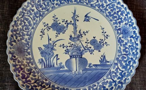 JAPANESE ARITA LARGE BLUE AND WHITE PORCELAIN CHARGER WITH TYPICAL BLUE AND WHITE DESIGNS WITHIN SCROLLING FOLIATE BORDER DATING LATE 17TH EARLY 18TH CENTURY - ADDITIONAL PHOTO 15