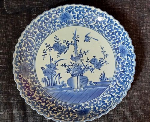 JAPANESE ARITA LARGE BLUE AND WHITE PORCELAIN CHARGER WITH TYPICAL BLUE AND WHITE DESIGNS WITHIN SCROLLING FOLIATE BORDER DATING LATE 17TH EARLY 18TH CENTURY - ADDITIONAL PHOTO 16
